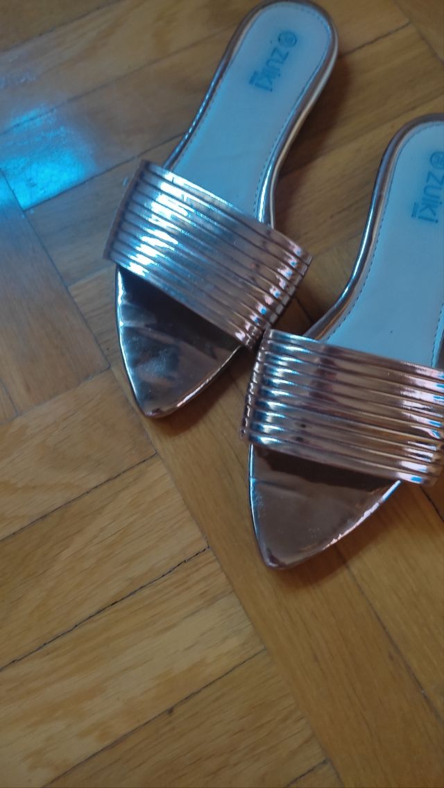 sandalias planas doradas