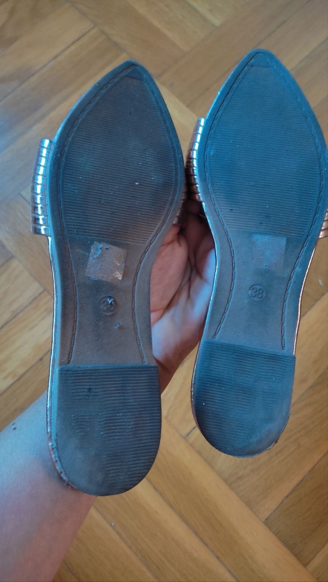 sandalias planas doradas