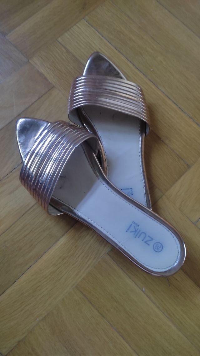 sandalias planas doradas