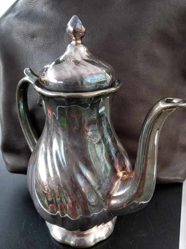 Teiera tedesca in porcellana argentata