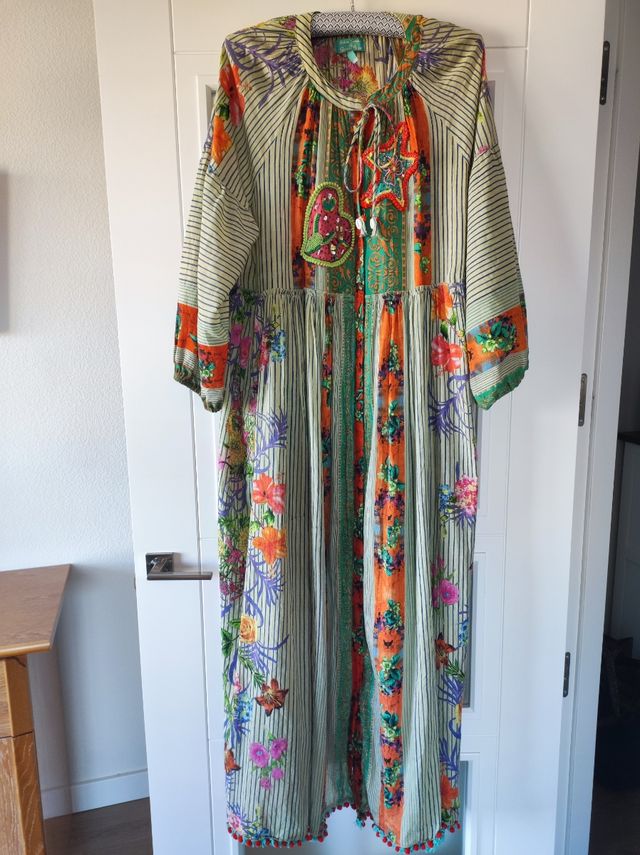 Vestido largo. Talla única. Bordados con abalorios