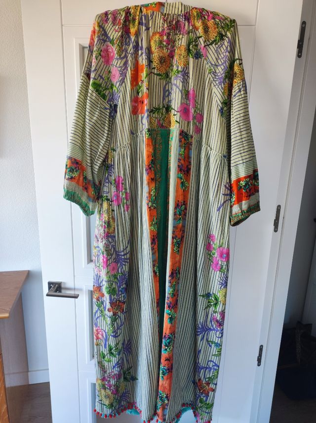 Vestido largo. Talla única. Bordados con abalorios