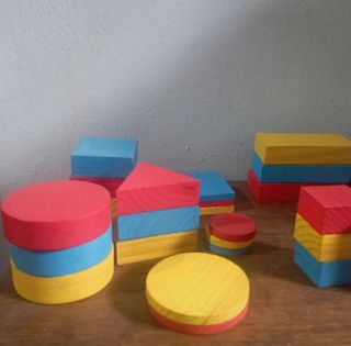 Caja con piezas de madera Montessori