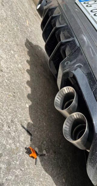 Cola escape perforada