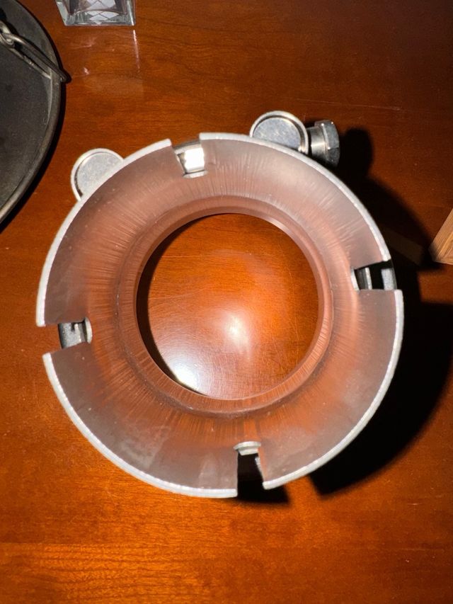 Cola escape perforada