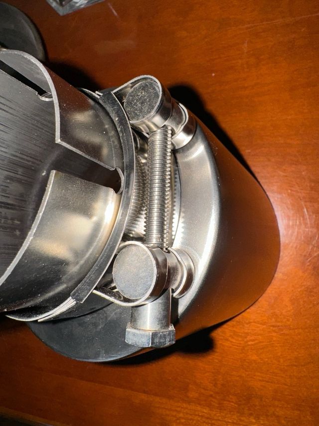 Cola escape perforada