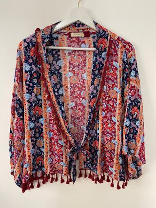 Kimono estampado de flores con flecos