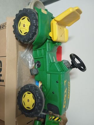 Tractor de juguete a pedales con remolque 