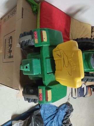Tractor de juguete a pedales con remolque 