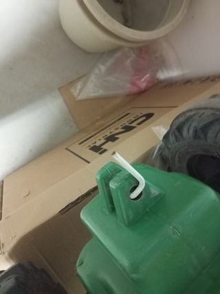 Tractor de juguete a pedales con remolque 
