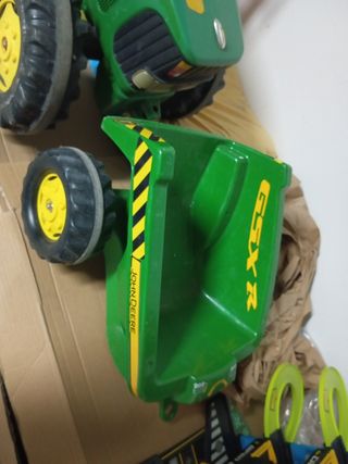 Tractor de juguete a pedales con remolque 