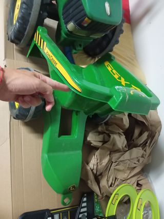 Tractor de juguete a pedales con remolque 