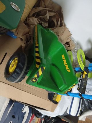 Tractor de juguete a pedales con remolque 