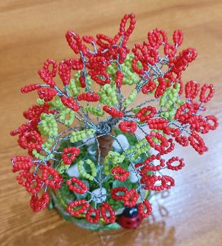 Árbol de la vida con mostacillas.