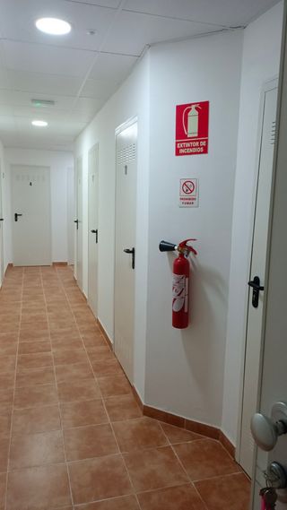 Venta de trasteros nuevos a estrenar en todo el centro de Córdoba,dispone de varios trasteros de diferentes tamaños,la puerta principal está brindada para una mayor seguridad,dispone de agua .