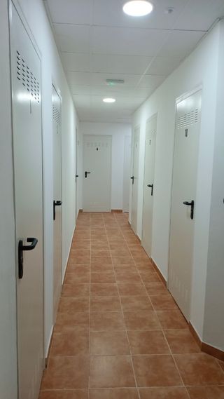 Venta de trasteros nuevos a estrenar en todo el centro de Córdoba,dispone de varios trasteros de diferentes tamaños,la puerta principal está brindada para una mayor seguridad,dispone de agua .