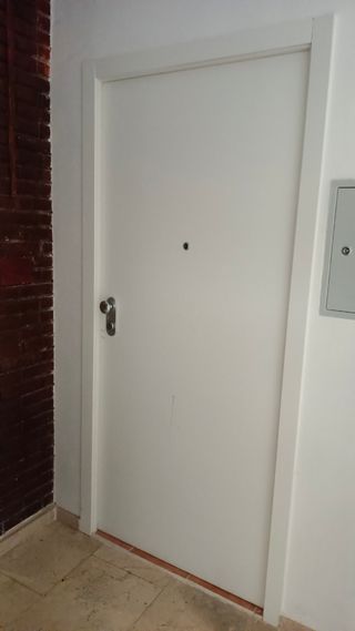 Venta de trasteros nuevos a estrenar en todo el centro de Córdoba,dispone de varios trasteros de diferentes tamaños,la puerta principal está brindada para una mayor seguridad,dispone de agua .