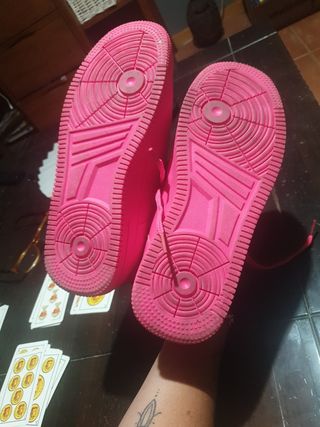 Zapatillas rosas para andar por calle