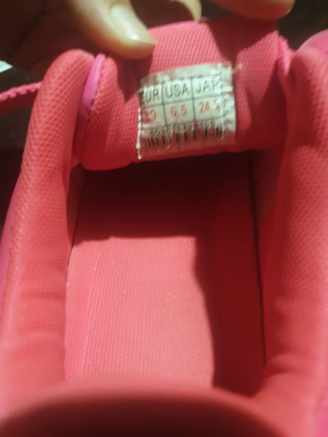 Zapatillas rosas para andar por calle