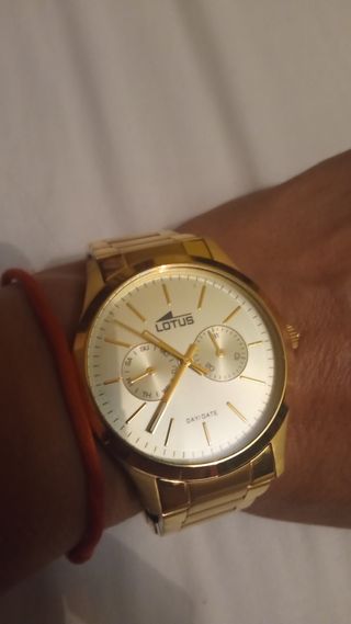Reloj dorado Lotus caballero