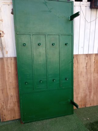 Imitación de puerta antigua de madera 