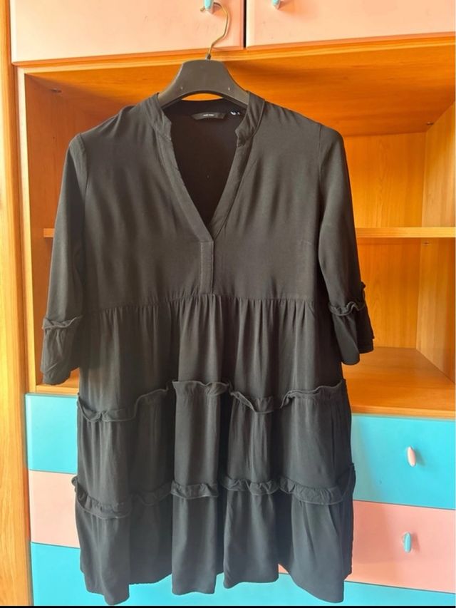 Abito da donna a balze nero linea ad A