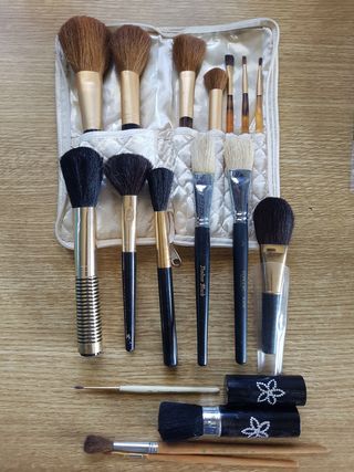 Maquillaje pintalabios sombras coloretes