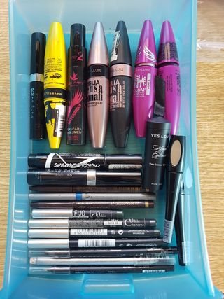 Maquillaje pintalabios sombras coloretes