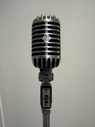 Antiguo microfono y pie SHURE
