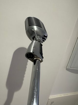 Antiguo microfono y pie SHURE