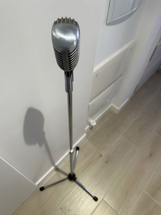 Antiguo microfono y pie SHURE