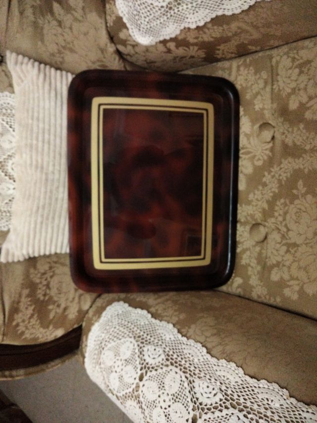 Bandeja de carey con adornos dorados