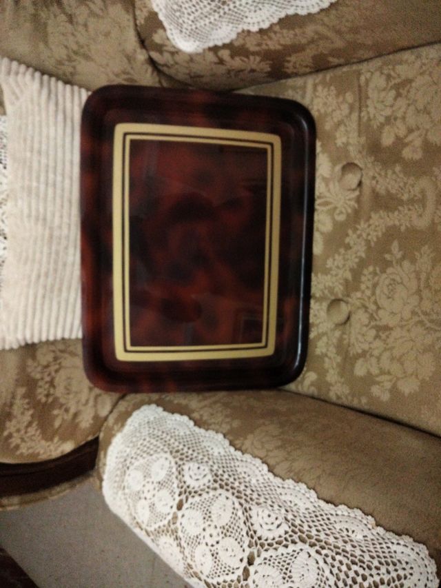 Bandeja de carey con adornos dorados