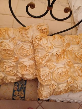 Due cuscini arredo in raso con fiori a rilievo 