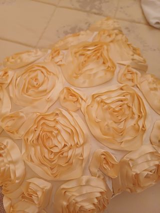 Due cuscini arredo in raso con fiori a rilievo 