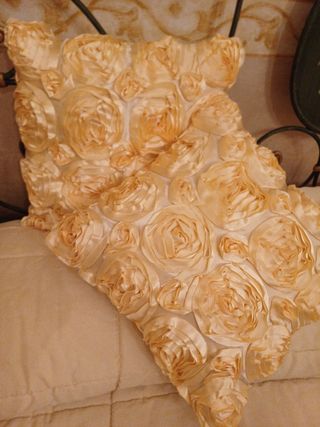Due cuscini arredo in raso con fiori a rilievo 