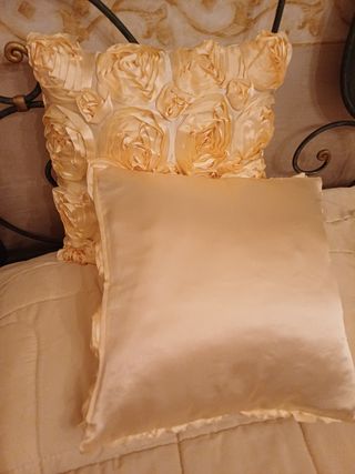 Due cuscini arredo in raso con fiori a rilievo 