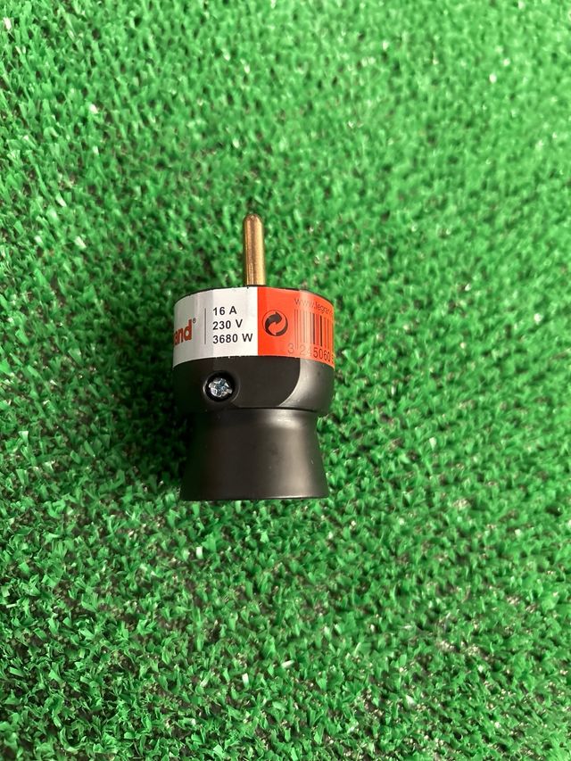 Clavija de Enchufe con Salida de Cable Recta negro