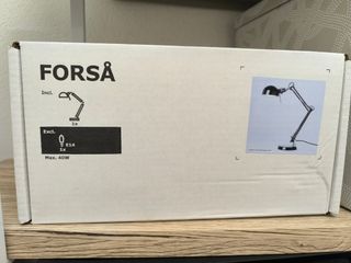 Flexo negro para mesa.