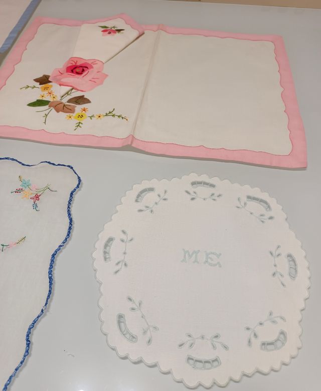 Tapetes bordados , antiguos 