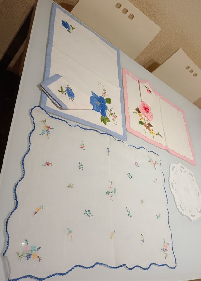 Tapetes bordados , antiguos 