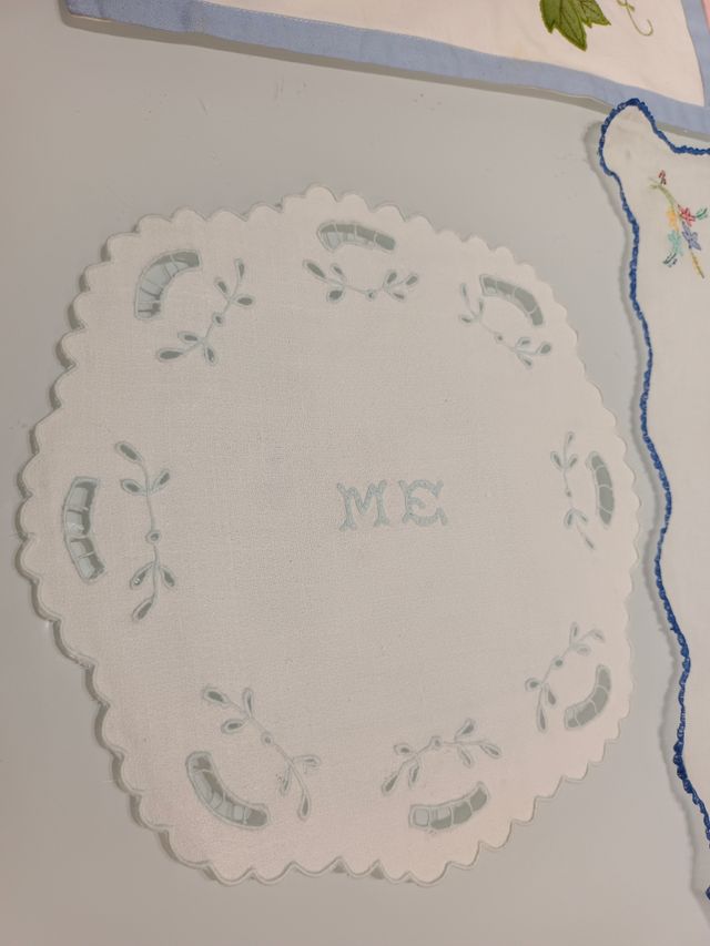 Tapetes bordados , antiguos 