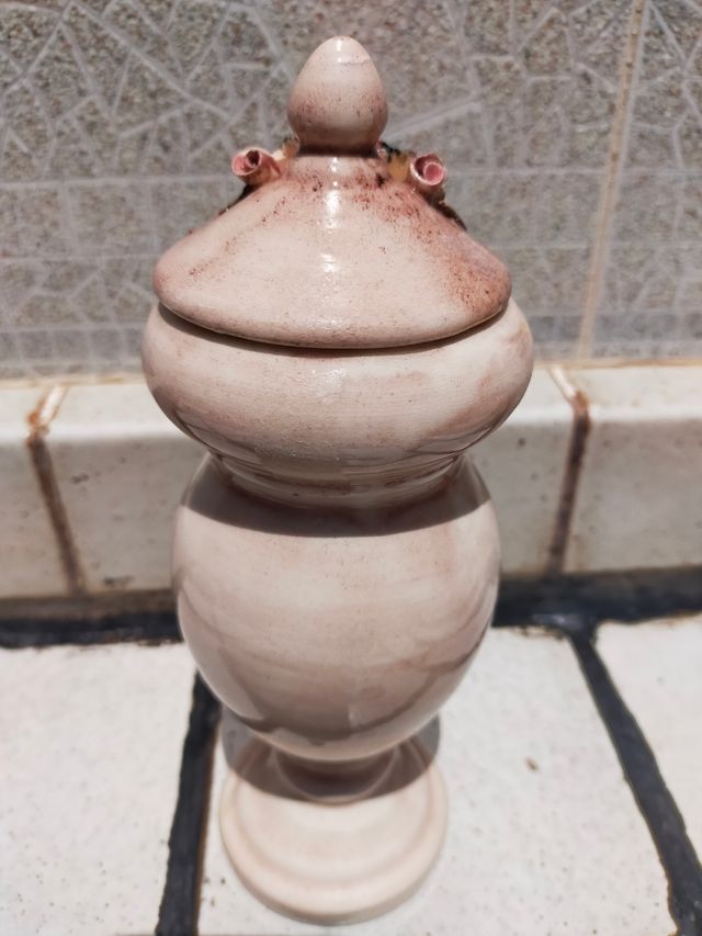 Jarron antiguo con tape flores relieve  25cm aprox