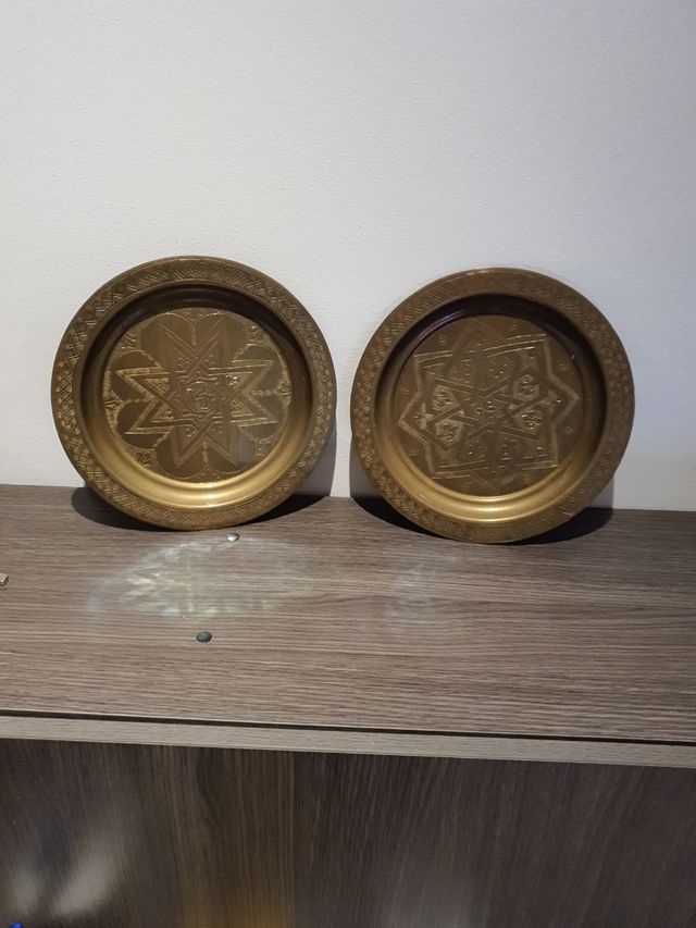 2 platos metal broncea para colgar. A