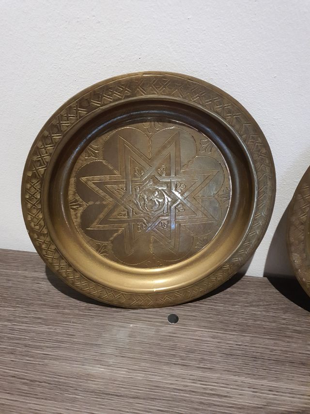 2 platos metal broncea para colgar. A