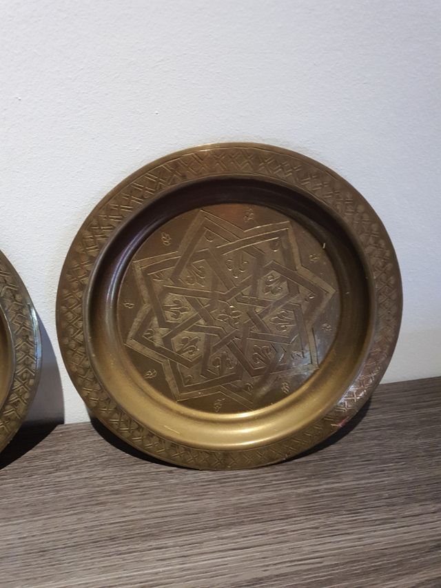 2 platos metal broncea para colgar. A