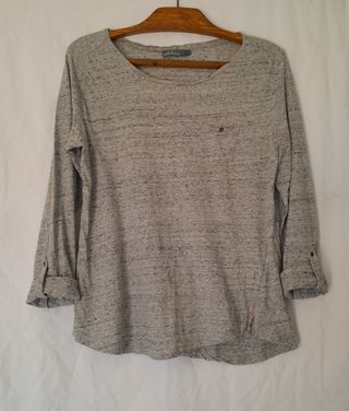 Camiseta Bershka. 