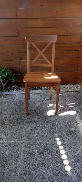 Mesas y sillas madera hay varias unidades.