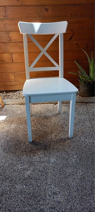 Mesas y sillas madera hay varias unidades.