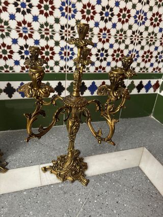 Reloj antiguo y candelabros